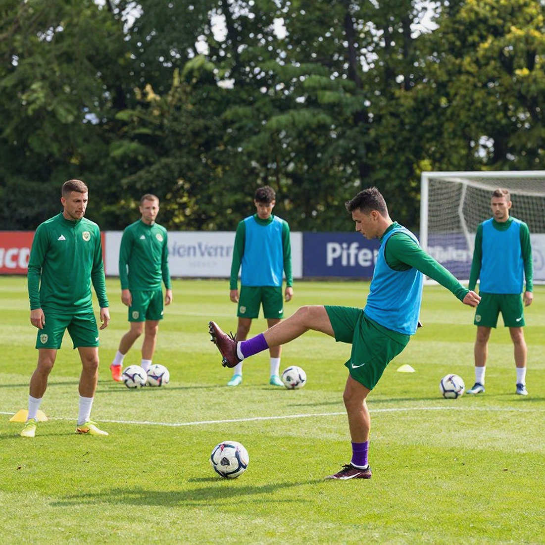 Bàn thứ 982 của Ronaldo: một pha đánh đầu, hai cách đọc, và khoảng trống không ai lấp