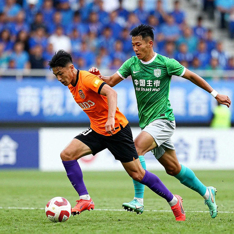 Cú đấm không thẻ, tấm thẻ bị hạ cấp và khoảng trống niềm tin của VAR ở V.League
